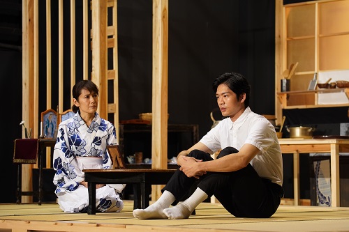 写真左から：富田靖子、松下洸平　撮影：宮川舞子