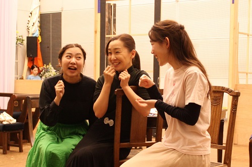 写真左から：松内慶乃、島田恵莉、鈴木麻美（8期修了）