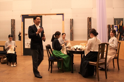 写真左から：ユーリック永扇、椎名一浩（11期修了）、松内慶乃、今井仁美、松村こりさ、鈴木麻美（8期修了）